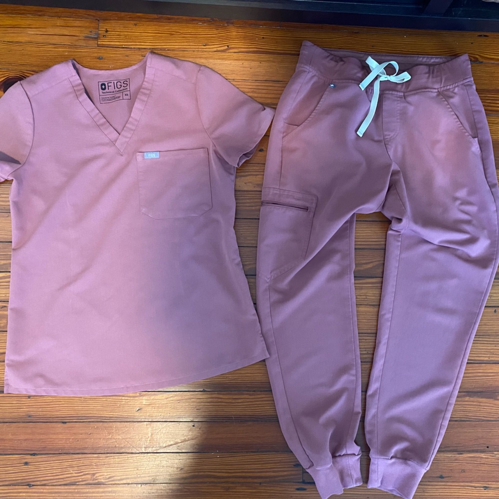 Figs Mauve Catarina 1 pocket scrub top and Zamora joggers scrub set